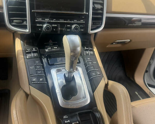 Білий Порше Cayenne, об'ємом двигуна 2.97 л та пробігом 230 тис. км за 24700 $, фото 12 на Automoto.ua