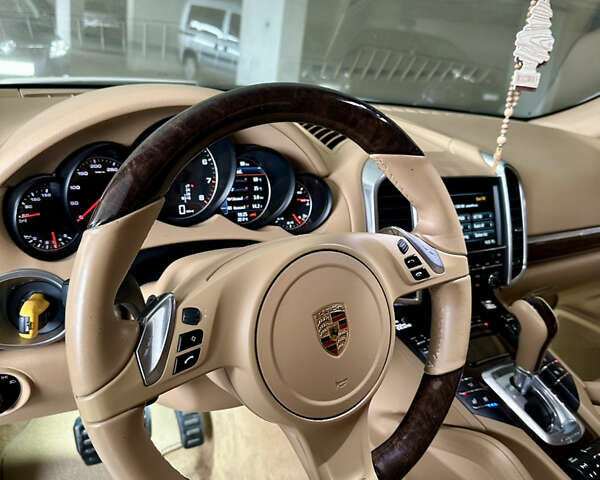 Белый Порше Каен, объемом двигателя 3.6 л и пробегом 96 тыс. км за 26600 $, фото 6 на Automoto.ua