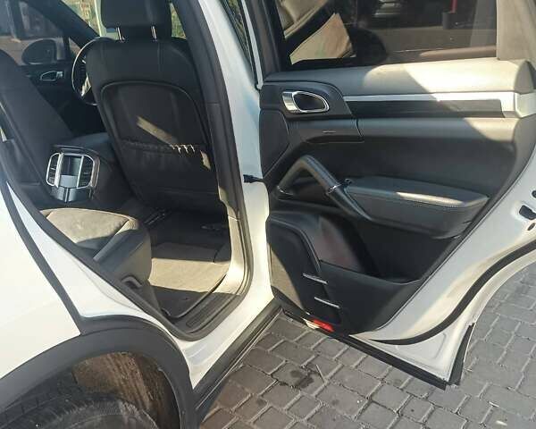 Белый Порше Каен, объемом двигателя 3 л и пробегом 180 тыс. км за 28000 $, фото 16 на Automoto.ua