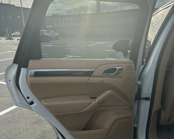 Порше Каен 2013 в Киеве на Automoto.ua Белый Порше Каен, объемом двигателя 3.6 л и пробегом 159 тыс. км за 19900 $, фото 9 на Automoto.ua