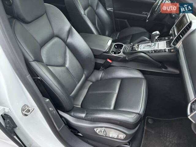 Білий Порше Cayenne, об'ємом двигуна 4.8 л та пробігом 81 тис. км за 20900 $, фото 22 на Automoto.ua
