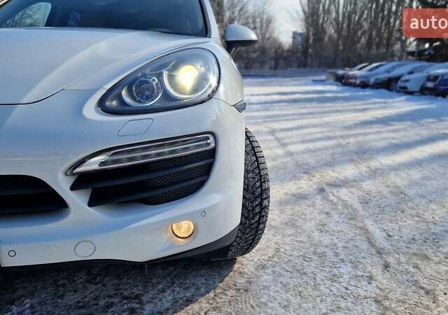 Белый Порше Каен, объемом двигателя 4.8 л и пробегом 132 тыс. км за 27800 $, фото 8 на Automoto.ua