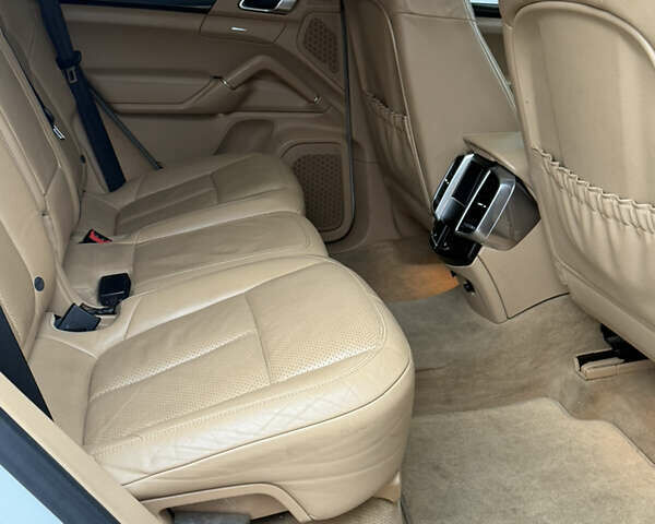Білий Порше Cayenne, об'ємом двигуна 3.6 л та пробігом 212 тис. км за 20000 $, фото 5 на Automoto.ua