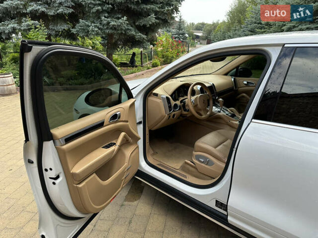Белый Порше Каен, объемом двигателя 3.6 л и пробегом 89 тыс. км за 18500 $, фото 8 на Automoto.ua