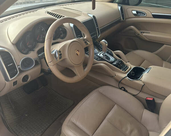 Порше Каен 2013 в Киеве на Automoto.ua Белый Порше Каен, объемом двигателя 3.6 л и пробегом 159 тыс. км за 19900 $, фото 10 на Automoto.ua