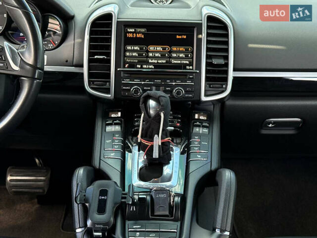 Білий Порше Cayenne, об'ємом двигуна 2.97 л та пробігом 190 тис. км за 24000 $, фото 44 на Automoto.ua