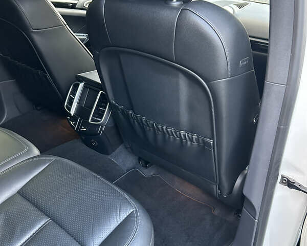 Белый Порше Каен, объемом двигателя 3 л и пробегом 179 тыс. км за 23500 $, фото 16 на Automoto.ua