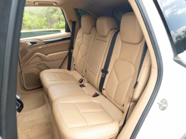 Білий Порше Cayenne, об'ємом двигуна 3 л та пробігом 155 тис. км за 15600 $, фото 9 на Automoto.ua