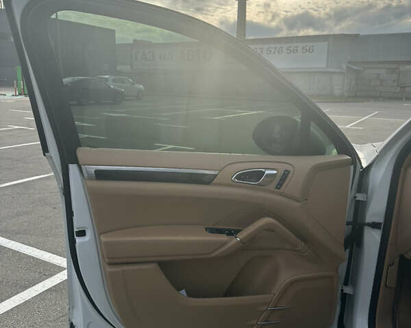 Порше Каен 2013 в Киеве на Automoto.ua Белый Порше Каен, объемом двигателя 3.6 л и пробегом 159 тыс. км за 19900 $, фото 8 на Automoto.ua