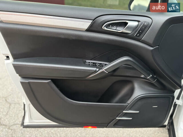 Білий Порше Cayenne, об'ємом двигуна 4.8 л та пробігом 81 тис. км за 20900 $, фото 7 на Automoto.ua