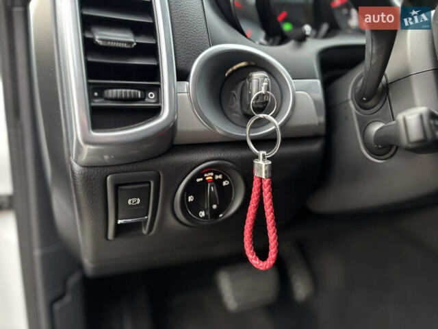 Білий Порше Cayenne, об'ємом двигуна 4.8 л та пробігом 81 тис. км за 20900 $, фото 10 на Automoto.ua