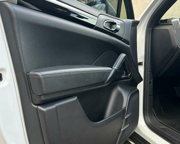 Белый Порше Каен, объемом двигателя 3 л и пробегом 179 тыс. км за 23500 $, фото 20 на Automoto.ua