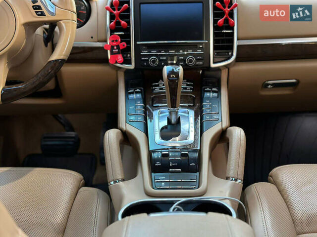 Белый Порше Каен, объемом двигателя 2.97 л и пробегом 185 тыс. км за 22600 $, фото 24 на Automoto.ua