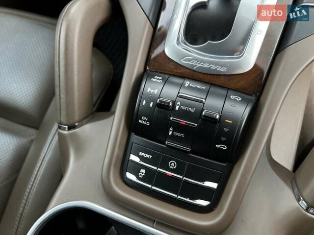 Белый Порше Каен, объемом двигателя 3.6 л и пробегом 83 тыс. км за 27000 $, фото 3 на Automoto.ua