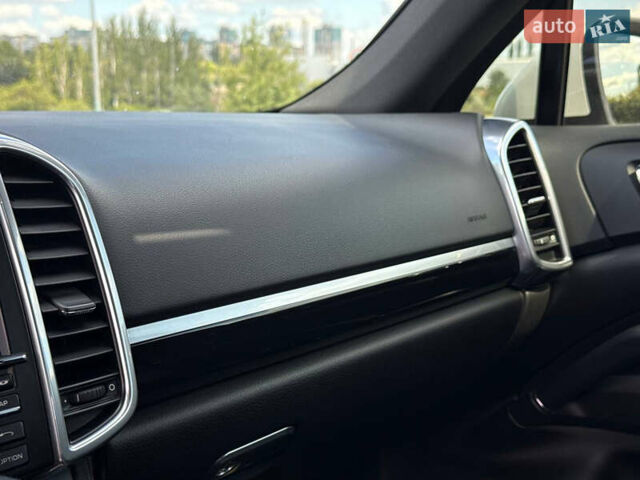 Білий Порше Cayenne, об'ємом двигуна 2.97 л та пробігом 190 тис. км за 24000 $, фото 38 на Automoto.ua