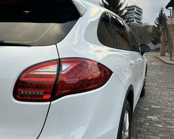 Белый Порше Каен, объемом двигателя 3 л и пробегом 179 тыс. км за 23500 $, фото 6 на Automoto.ua