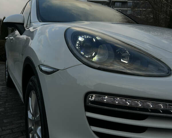 Белый Порше Каен, объемом двигателя 3 л и пробегом 179 тыс. км за 23500 $, фото 7 на Automoto.ua