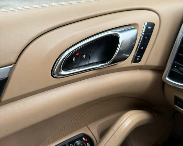Білий Порше Cayenne, об'ємом двигуна 3.6 л та пробігом 212 тис. км за 20000 $, фото 12 на Automoto.ua