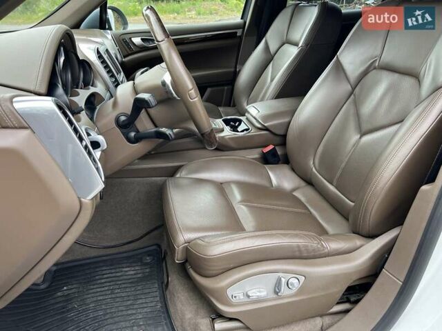 Белый Порше Каен, объемом двигателя 3.6 л и пробегом 83 тыс. км за 27000 $, фото 9 на Automoto.ua