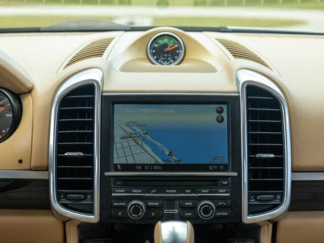 Білий Порше Cayenne, об'ємом двигуна 3 л та пробігом 155 тис. км за 15600 $, фото 17 на Automoto.ua