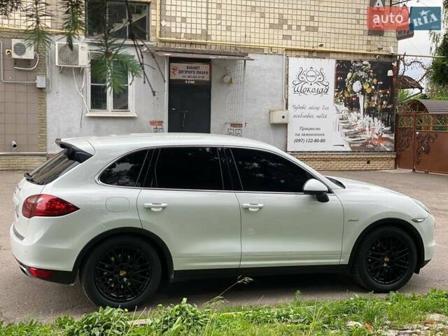 Белый Порше Каен, объемом двигателя 2.97 л и пробегом 308 тыс. км за 20999 $, фото 6 на Automoto.ua