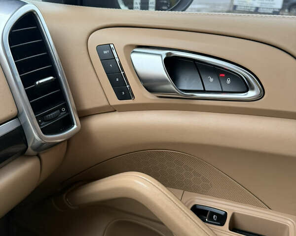 Білий Порше Cayenne, об'ємом двигуна 3.6 л та пробігом 212 тис. км за 20000 $, фото 13 на Automoto.ua