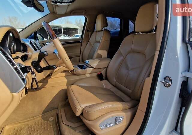 Белый Порше Каен, объемом двигателя 4.8 л и пробегом 132 тыс. км за 27800 $, фото 13 на Automoto.ua