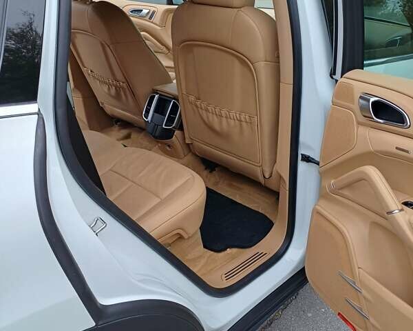 Белый Порше Каен, объемом двигателя 2.97 л и пробегом 167 тыс. км за 21000 $, фото 6 на Automoto.ua