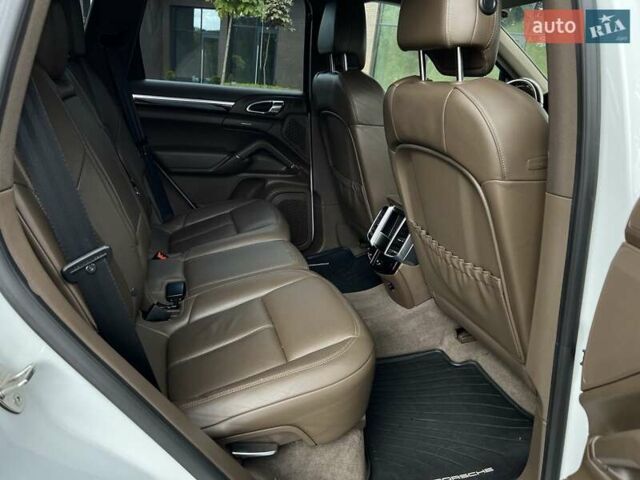 Белый Порше Каен, объемом двигателя 3.6 л и пробегом 83 тыс. км за 27000 $, фото 5 на Automoto.ua