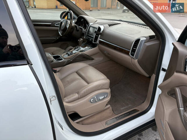 Белый Порше Каен, объемом двигателя 3.6 л и пробегом 249 тыс. км за 16000 $, фото 12 на Automoto.ua