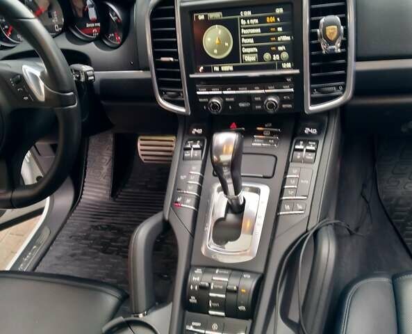 Белый Порше Каен, объемом двигателя 4.81 л и пробегом 62 тыс. км за 34500 $, фото 7 на Automoto.ua