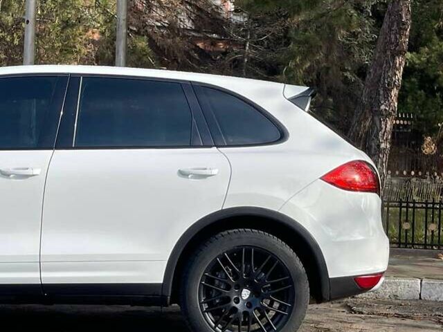 Белый Порше Каен, объемом двигателя 3 л и пробегом 150 тыс. км за 21999 $, фото 3 на Automoto.ua