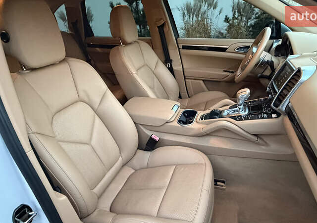 Белый Порше Каен, объемом двигателя 3 л и пробегом 187 тыс. км за 22400 $, фото 25 на Automoto.ua