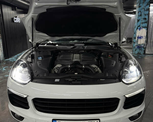 Белый Порше Каен, объемом двигателя 3.6 л и пробегом 130 тыс. км за 27500 $, фото 73 на Automoto.ua