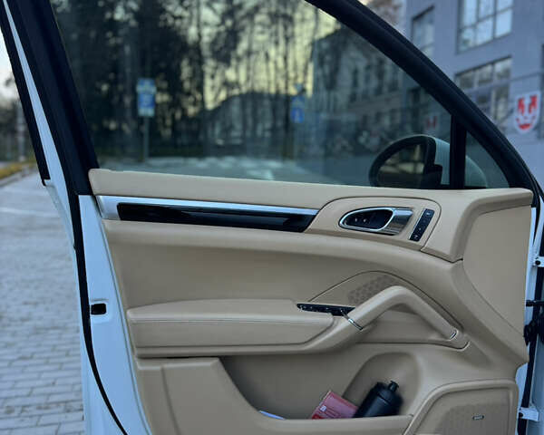 Белый Порше Каен, объемом двигателя 3.6 л и пробегом 190 тыс. км за 23500 $, фото 29 на Automoto.ua