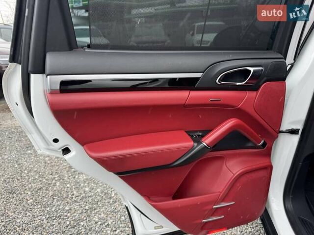 Білий Порше Cayenne, об'ємом двигуна 2.97 л та пробігом 233 тис. км за 24900 $, фото 75 на Automoto.ua