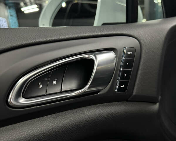 Белый Порше Каен, объемом двигателя 3.6 л и пробегом 130 тыс. км за 27500 $, фото 39 на Automoto.ua