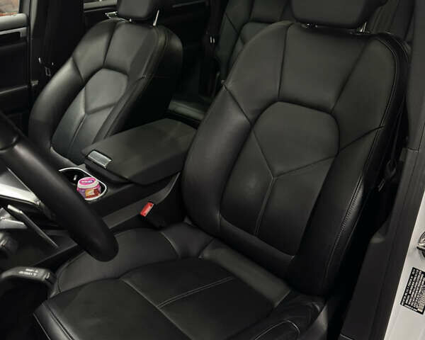 Белый Порше Каен, объемом двигателя 3.6 л и пробегом 130 тыс. км за 27500 $, фото 50 на Automoto.ua