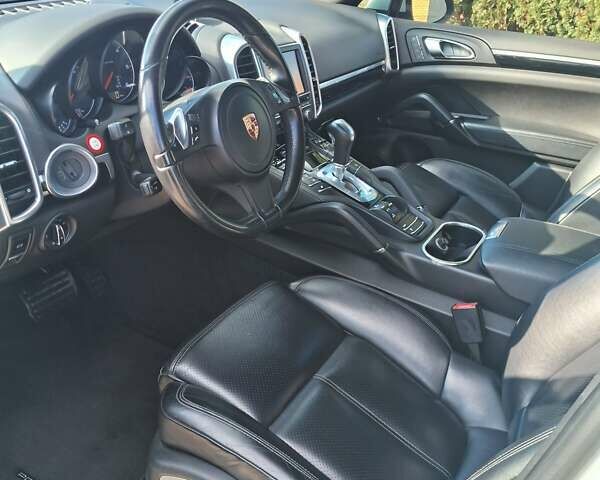 Белый Порше Каен, объемом двигателя 2.97 л и пробегом 194 тыс. км за 31700 $, фото 32 на Automoto.ua