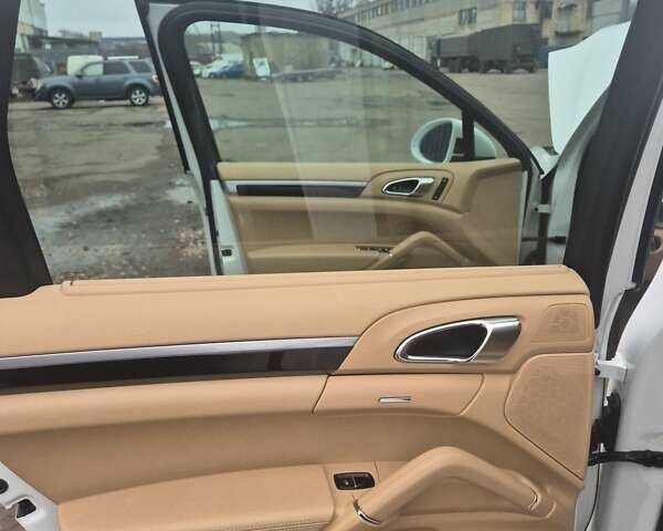 Белый Порше Каен, объемом двигателя 3 л и пробегом 155 тыс. км за 32000 $, фото 32 на Automoto.ua