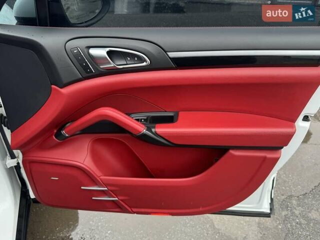 Білий Порше Cayenne, об'ємом двигуна 3 л та пробігом 193 тис. км за 26700 $, фото 6 на Automoto.ua