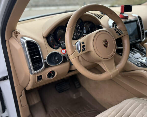 Білий Порше Cayenne, об'ємом двигуна 3.6 л та пробігом 96 тис. км за 22900 $, фото 10 на Automoto.ua