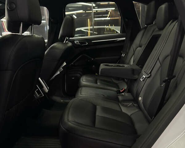 Белый Порше Каен, объемом двигателя 3.6 л и пробегом 130 тыс. км за 27500 $, фото 31 на Automoto.ua