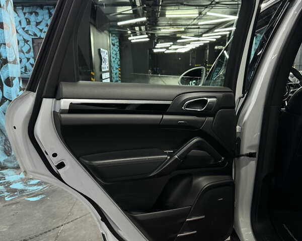 Белый Порше Каен, объемом двигателя 3.6 л и пробегом 130 тыс. км за 27500 $, фото 26 на Automoto.ua