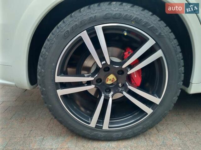 Белый Порше Каен, объемом двигателя 4.81 л и пробегом 62 тыс. км за 34500 $, фото 3 на Automoto.ua