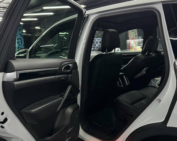 Белый Порше Каен, объемом двигателя 3.6 л и пробегом 130 тыс. км за 27500 $, фото 27 на Automoto.ua