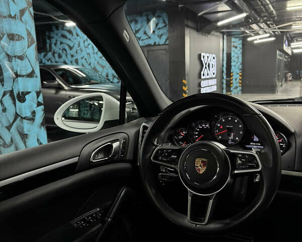 Белый Порше Каен, объемом двигателя 3.6 л и пробегом 130 тыс. км за 27500 $, фото 33 на Automoto.ua