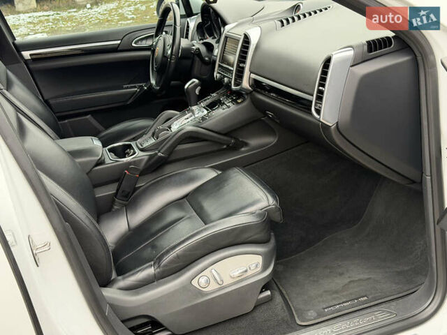 Белый Порше Каен, объемом двигателя 3 л и пробегом 195 тыс. км за 28700 $, фото 57 на Automoto.ua