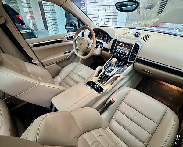 Белый Порше Каен, объемом двигателя 2.97 л и пробегом 156 тыс. км за 29500 $, фото 17 на Automoto.ua