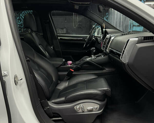 Белый Порше Каен, объемом двигателя 3.6 л и пробегом 130 тыс. км за 27500 $, фото 68 на Automoto.ua